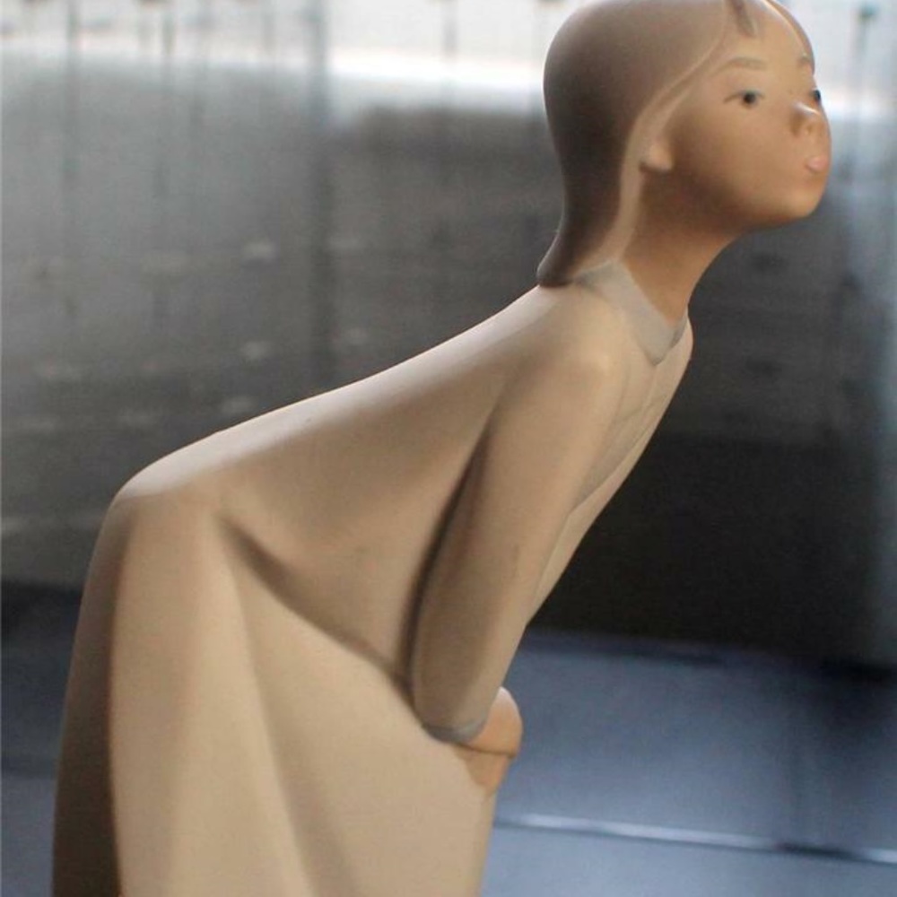 NAO by LLADRO - KISSING GIRL IN NIGHTGOWN - 7 1/2"